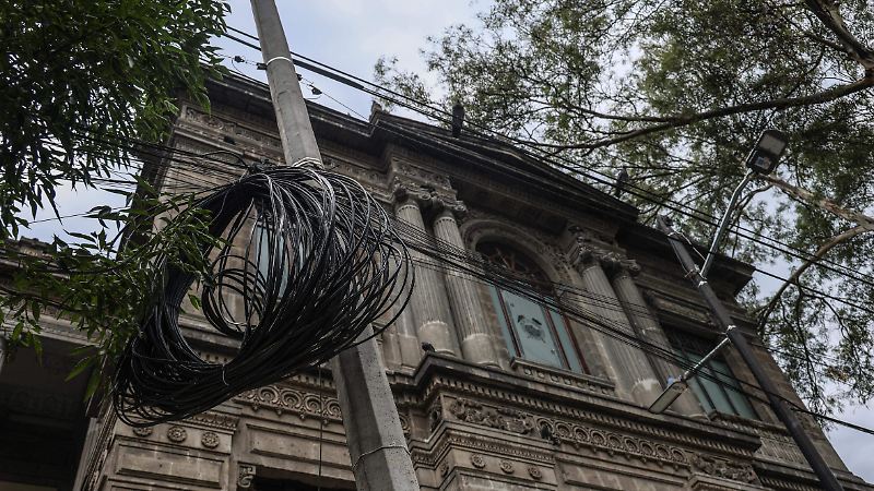Cables calle Jaime Torres Bodet Colonia Santa Maria la Rivera